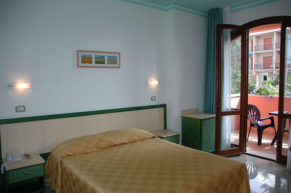Hotel Mistral مارينا دي كامبو المظهر الخارجي الصورة